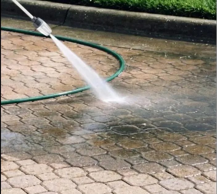 Cleaning concrete driveway with Jetterix pressure nozzle